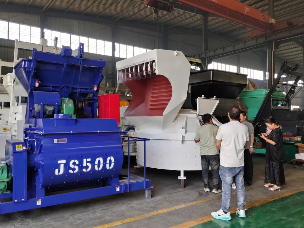 Klien mengunjungi lini produksi pabrik batching beton